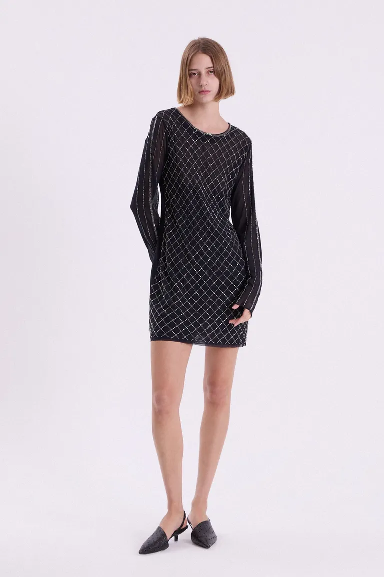 Vestido corto de manga larga con diseño bordado y destellos de Maria Cher en Vestidos para argentina