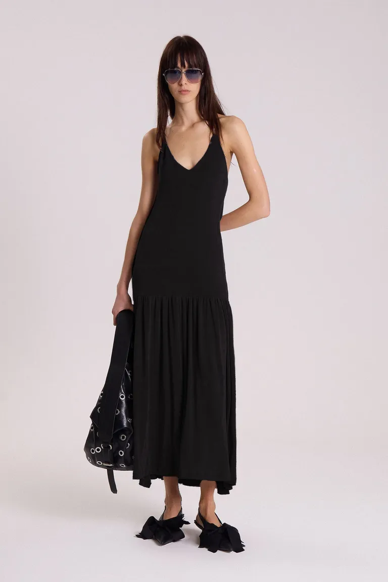 Vestido negro de jersey texturizado con escote en V y falda larga de Maria Cher en Vestidos para argentina