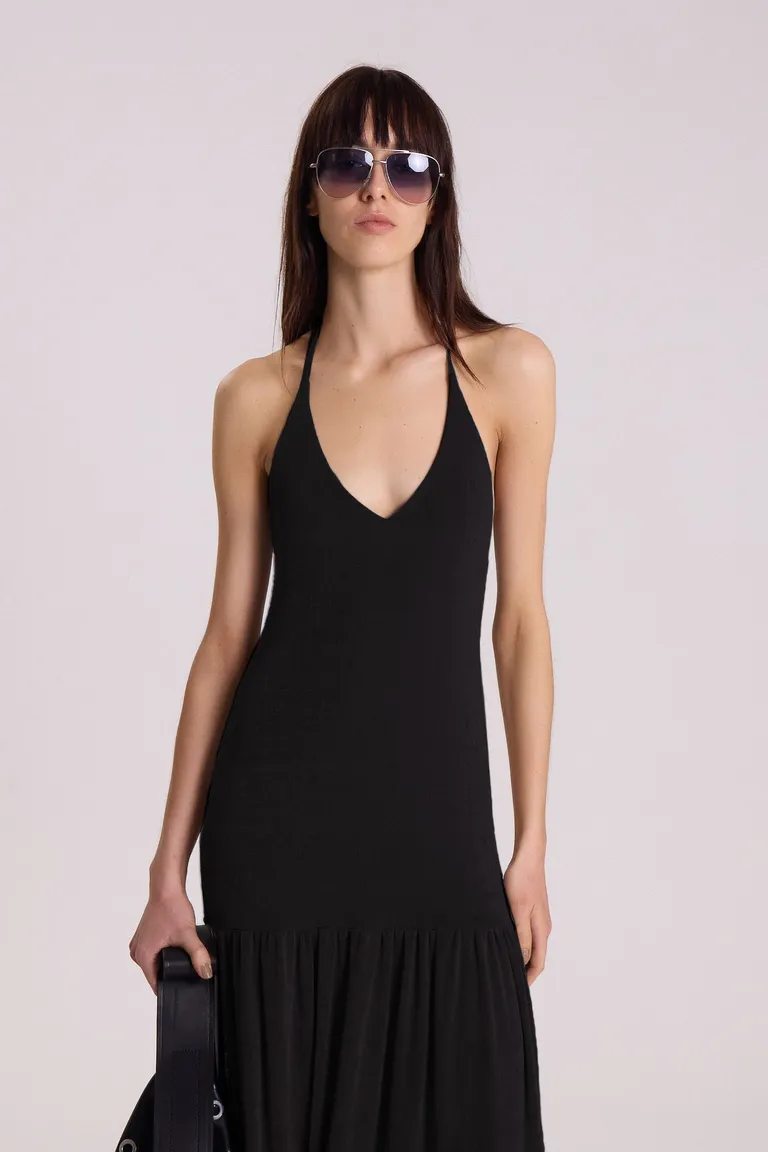 Vestido negro de jersey texturizado con escote en V y falda larga de Maria Cher en Vestidos para argentina