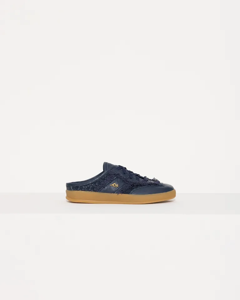 Zapatilla Alexia en combinación de materiales textiles y cuero con detalles metálicos de Jazmin Chebar en Zapatillas para argentina