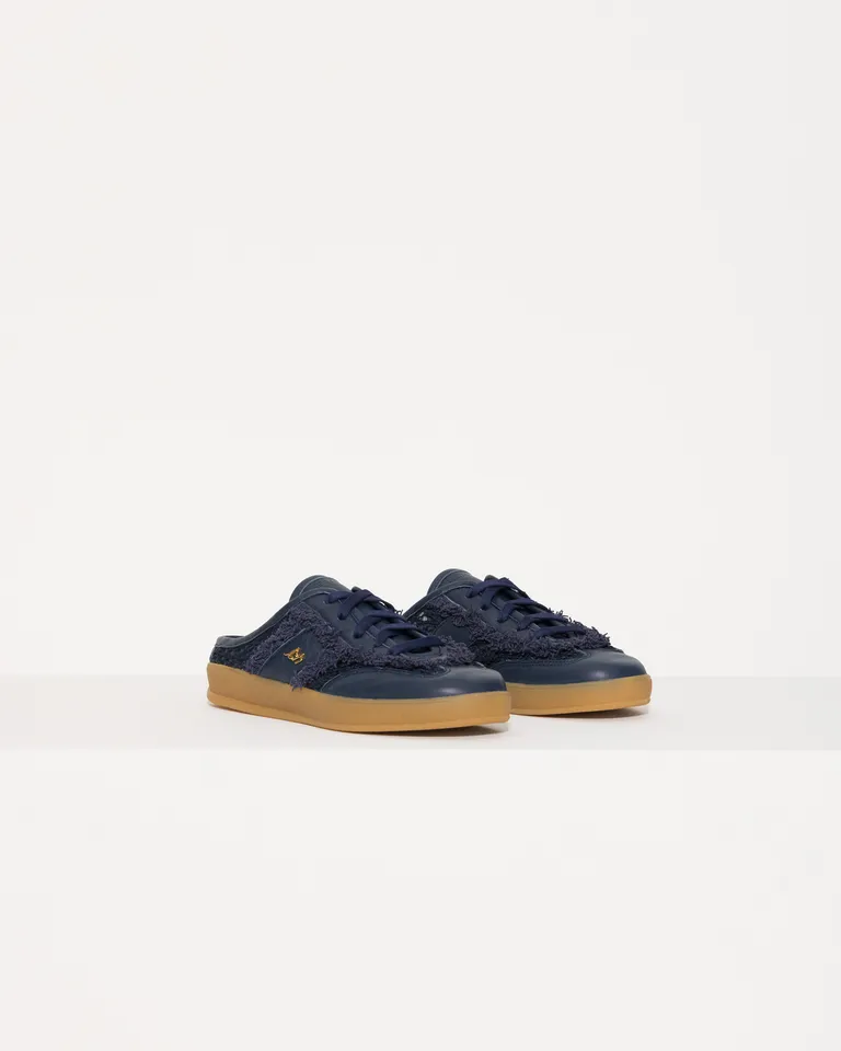 Zapatilla Alexia en combinación de materiales textiles y cuero con detalles metálicos de Jazmin Chebar en Zapatillas para argentina