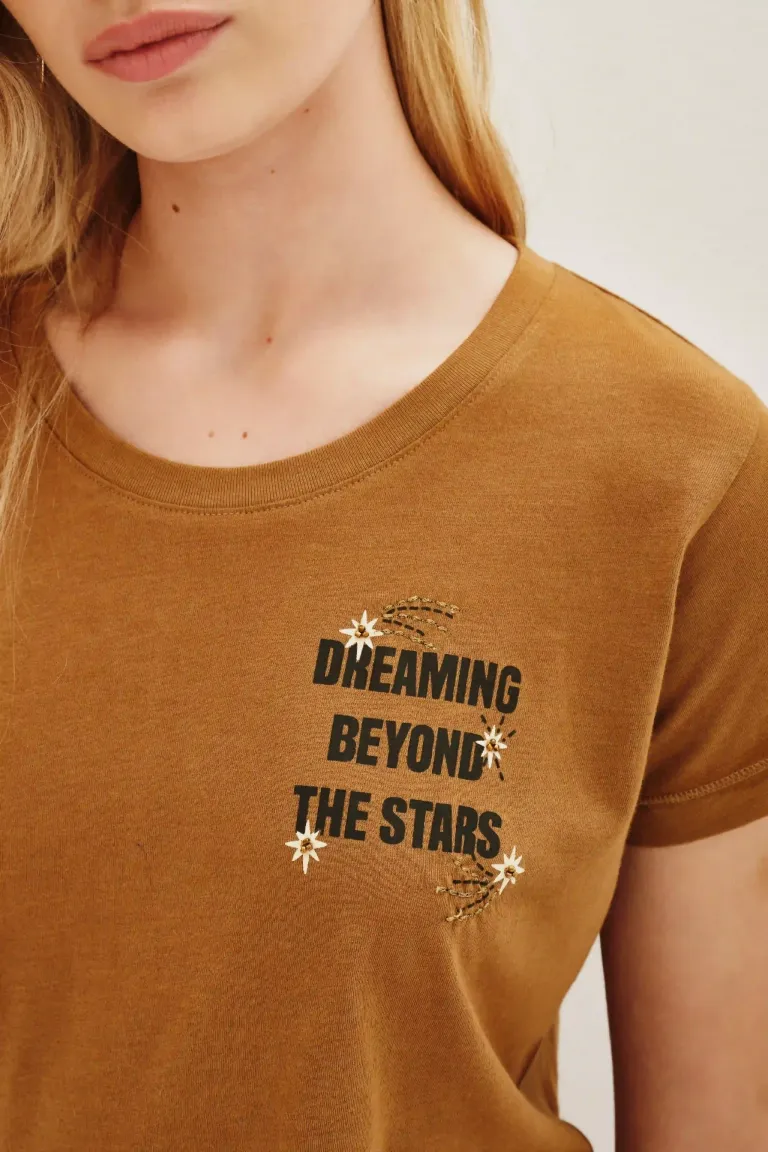 Remera de algodón manga corta con diseño gráfico esotérico en la espalda de Rapsodia en Remeras para argentina