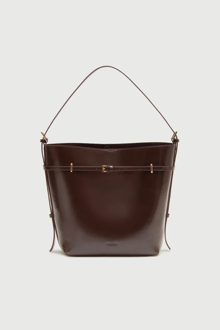 Cartera de cuero encerado con detalles metálicos, diseño elegante y funcional para uso diario de Markova en Bolsos y Carteras para argentina