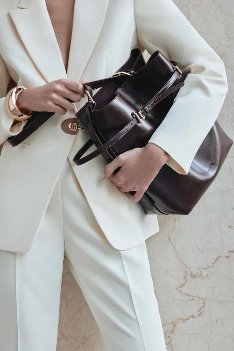 Cartera de cuero encerado con detalles metálicos, diseño elegante y funcional para uso diario de Markova en Bolsos y Carteras para argentina