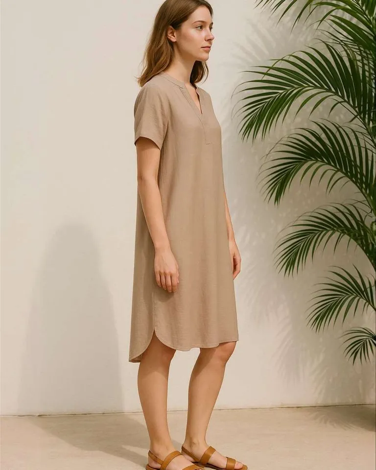 Vestido de mujer en tono beige con escote en V y manga corta de Hesed en Vestidos para argentina