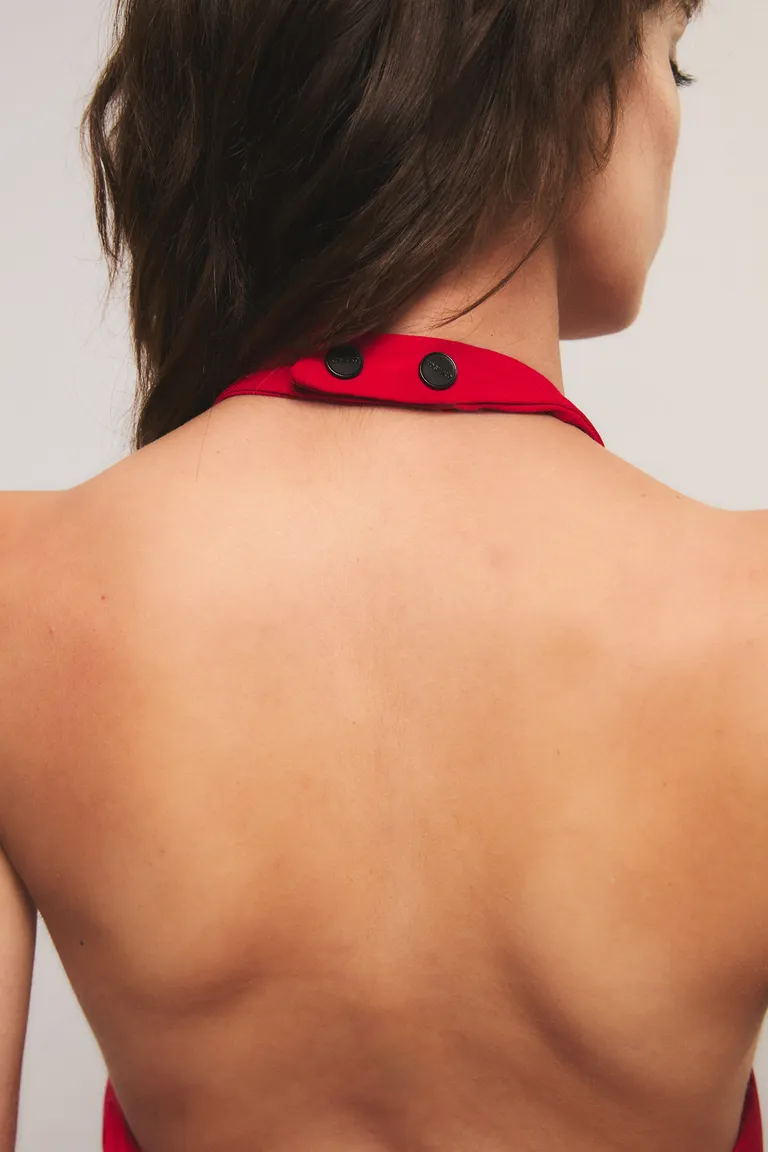 Top de estilo halter con cuello alto y diseño de corte superpuesto elegante de Kosiuko en Tops para argentina