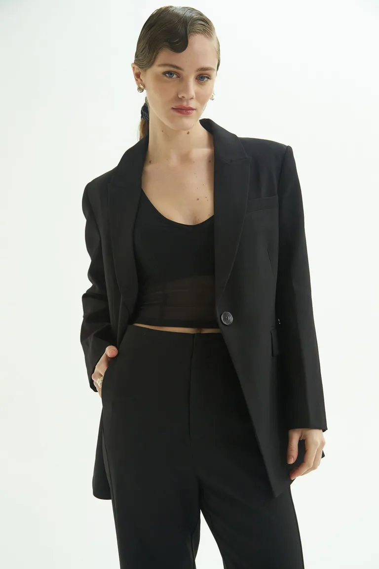 Blazer de corte sastre hasta la cadera con solapa, bolsillos y un solo botón de Las Pepas en Blazers para argentina
