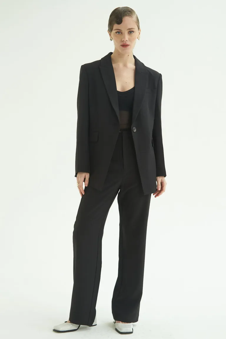 Blazer de corte sastre hasta la cadera con solapa, bolsillos y un solo botón de Las Pepas en Blazers para argentina