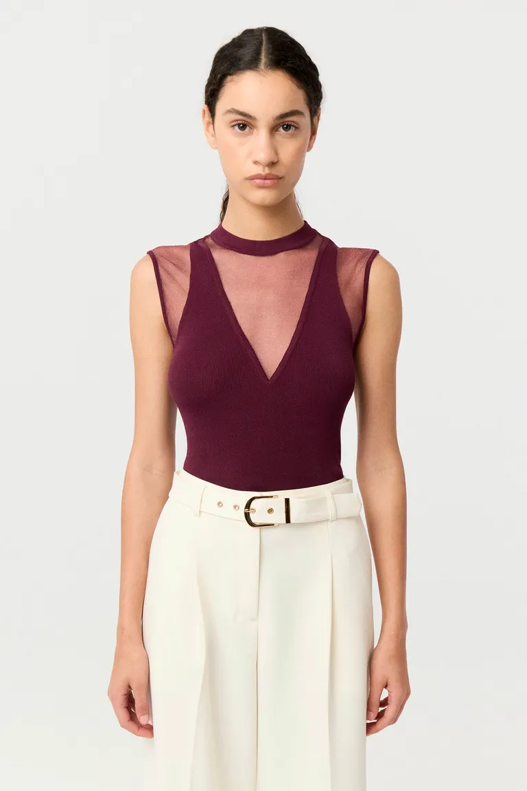 Top tejido de calce anatómico con transparencias en escote y mangas cortas estilo japonesas de Markova en Tops para argentina