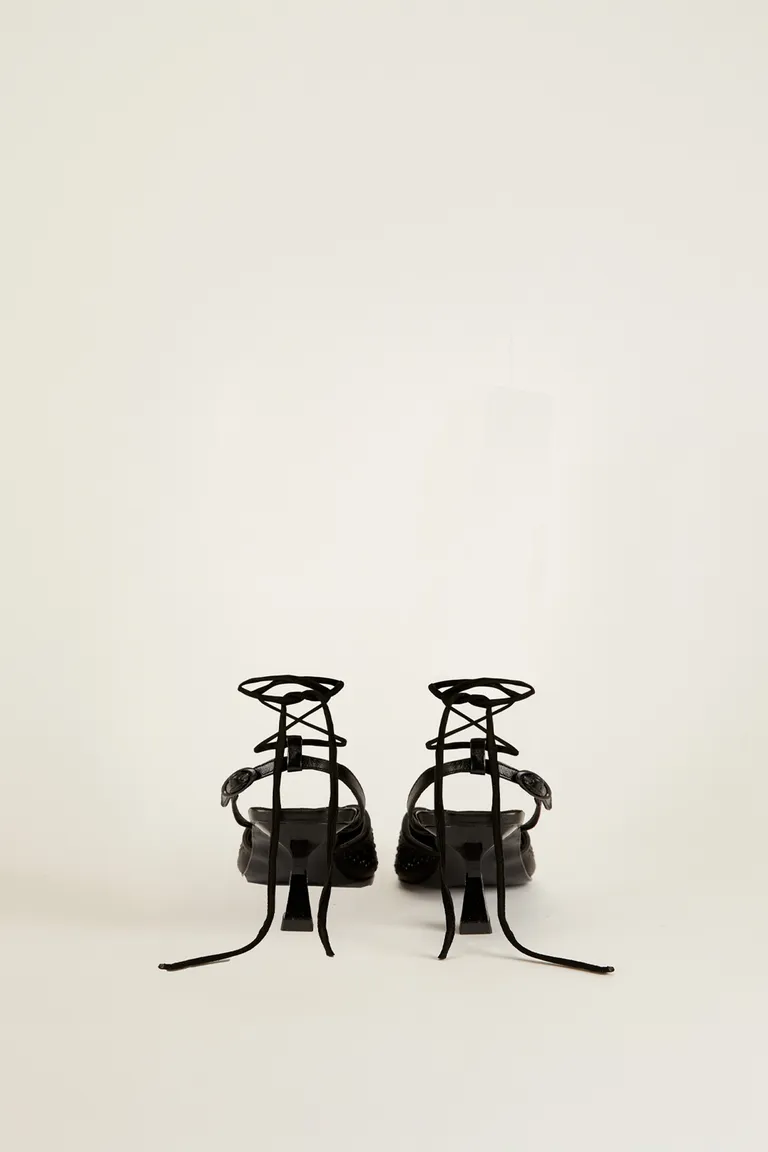 Zapato negro con aplicaciones de strass y taco bajo de 4cm de Tucci en Zapatos con Tacos para argentina