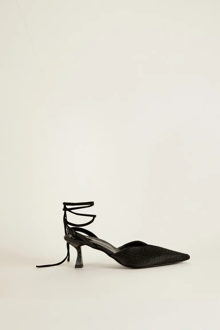 Zapato negro con aplicaciones de strass y taco bajo de 4cm de Tucci en Zapatos con Tacos para argentina