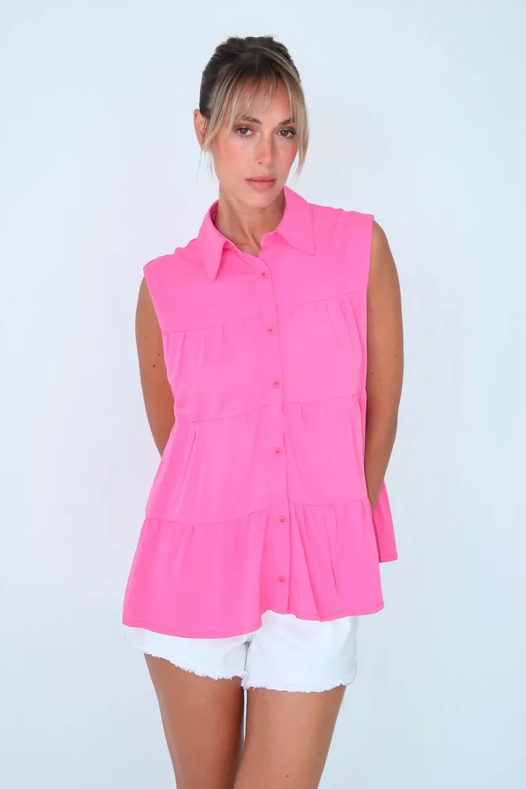 Camisa rosa de corte musculoso con cartera y detalles personalizados de Naíma en Camisas para argentina