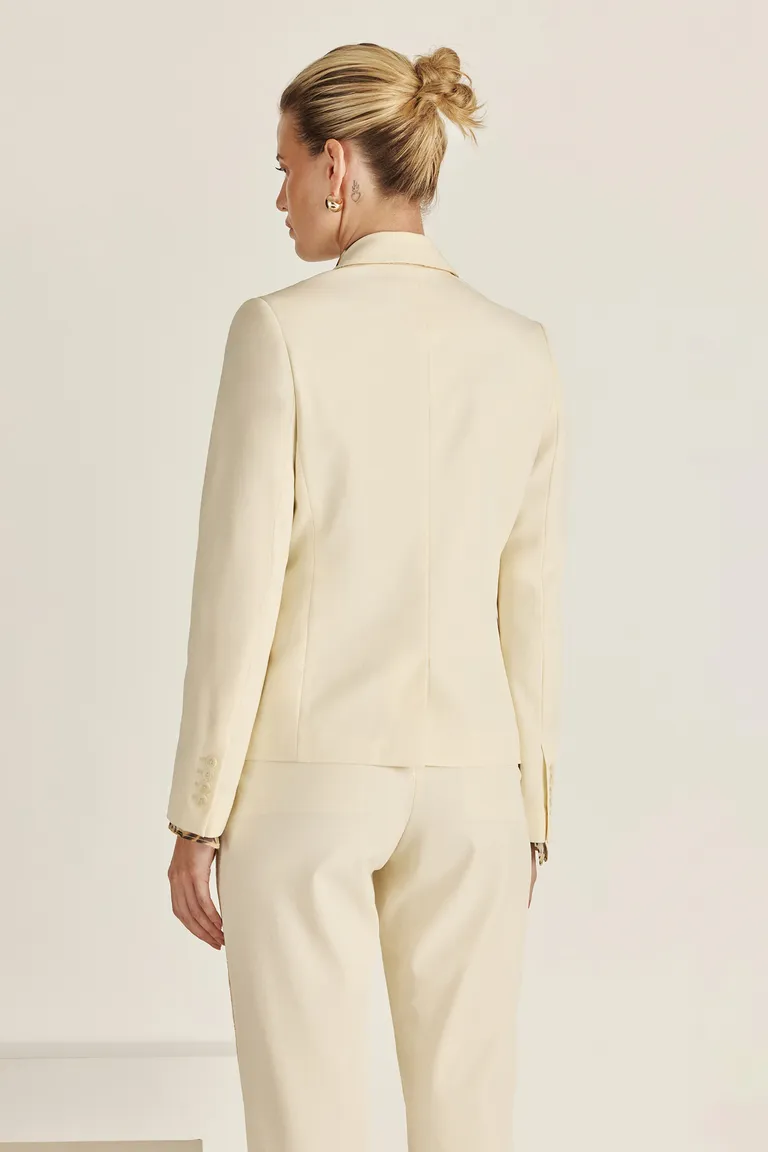 Saco de mujer en tejido premium con detalles metálicos, corte moderno y calce perfecto de Tucci en Chaquetas para argentina