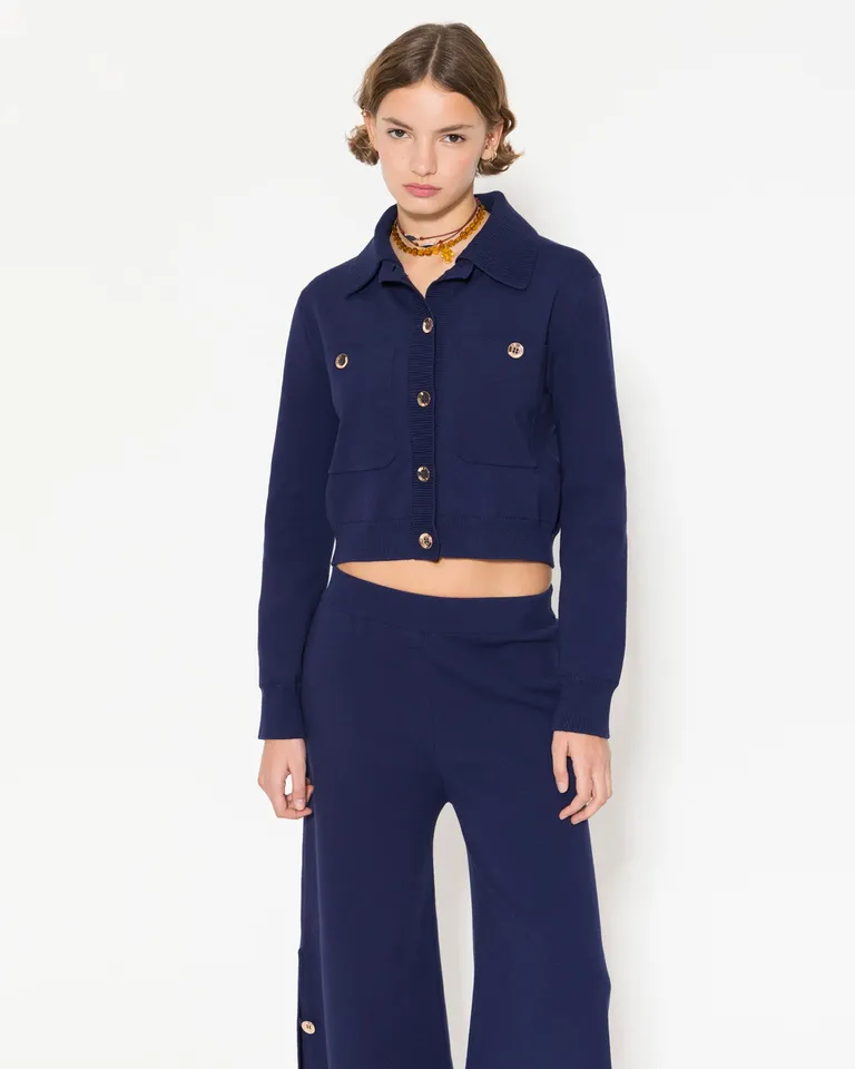 Chaqueta azul marino con botones dorados y diseño elegante de Jazmin Chebar en Chaquetas para argentina