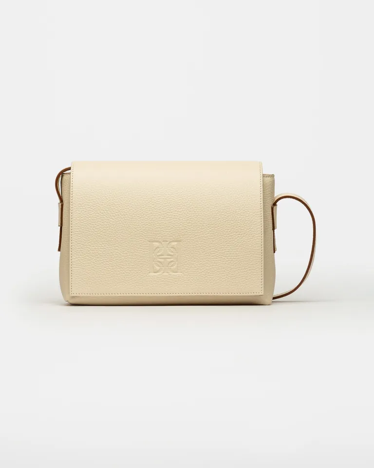 Bandolera hana en cuero graneado: un accesorio elegante y versátil para el día a día de Prüne en Bolsos y Carteras para argentina