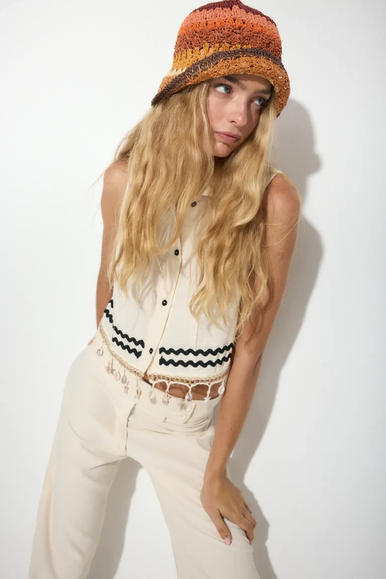 Chaleco de lino bordado con caracolas en el ruedo, de estilo camisa de Audaz en Chalecos para argentina