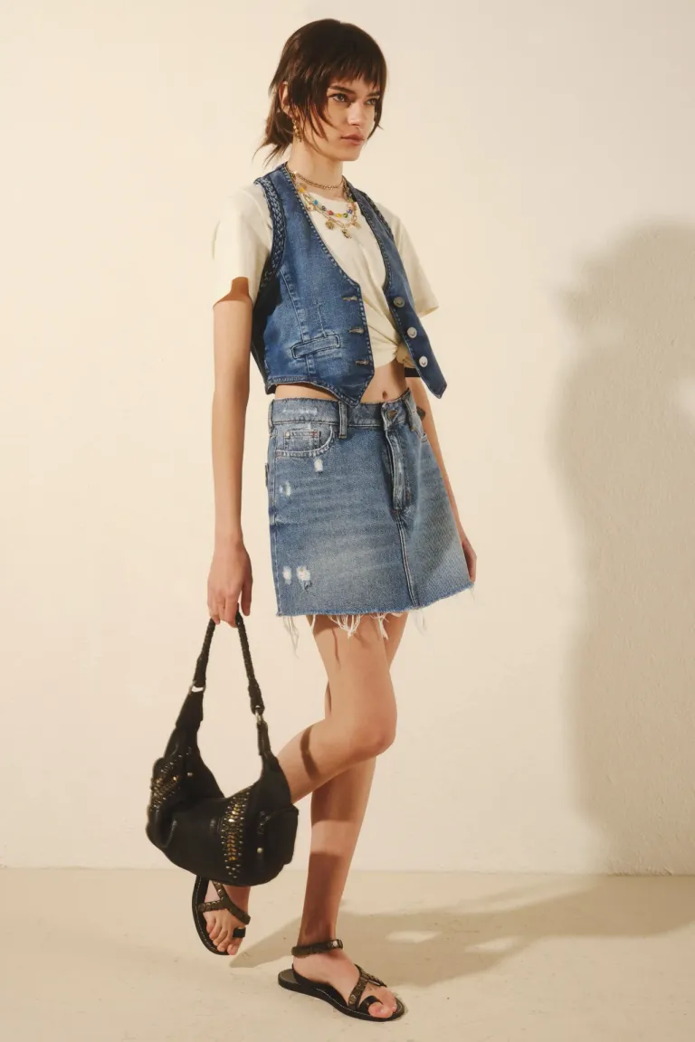 Falda de denim clásica de corte medio con lavado suavizado y detalles característicos de Rapsodia en Faldas para argentina