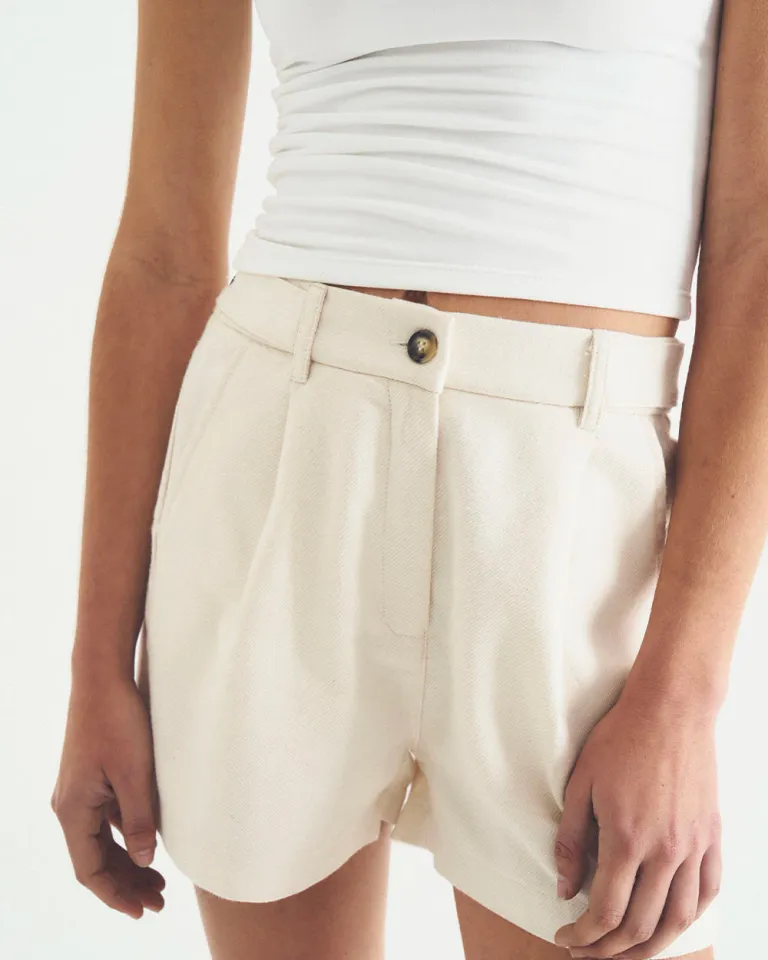 Shorts cortos estilo pinzas con detalles de botones marmolados en la cintura de Sky en Shorts para argentina