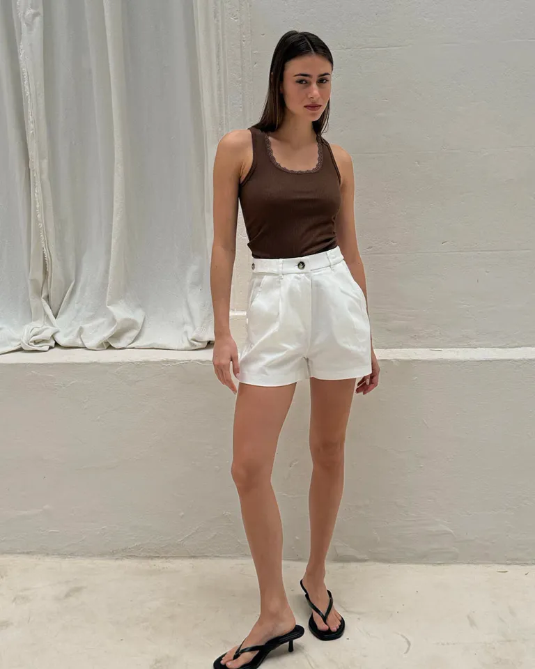 Shorts cortos estilo pinzas con detalles de botones marmolados en la cintura de Sky en Shorts para argentina