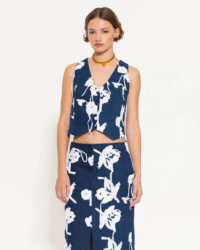 Chaleco de denim con bordado de flores en diseño parisino de Jazmin Chebar en Chalecos para argentina