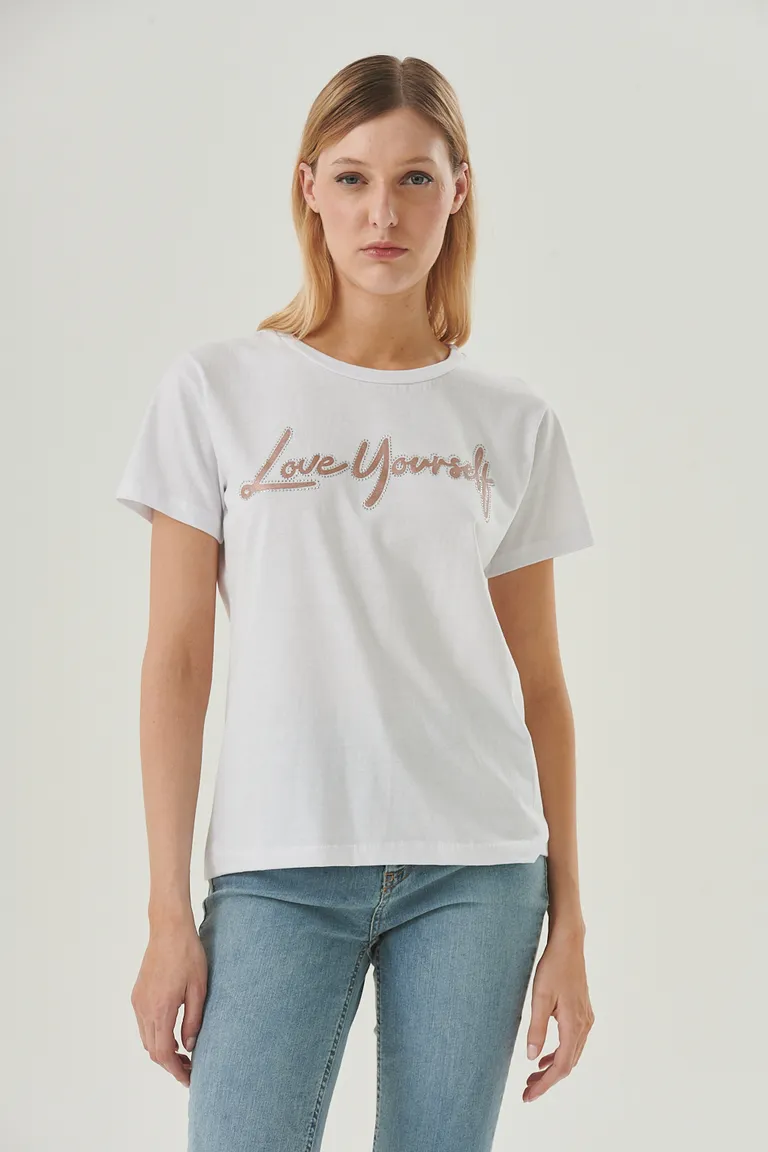 Remera blanca de corte clásico con estampa frontal y detalles brillantes de Sweet en Remeras para argentina