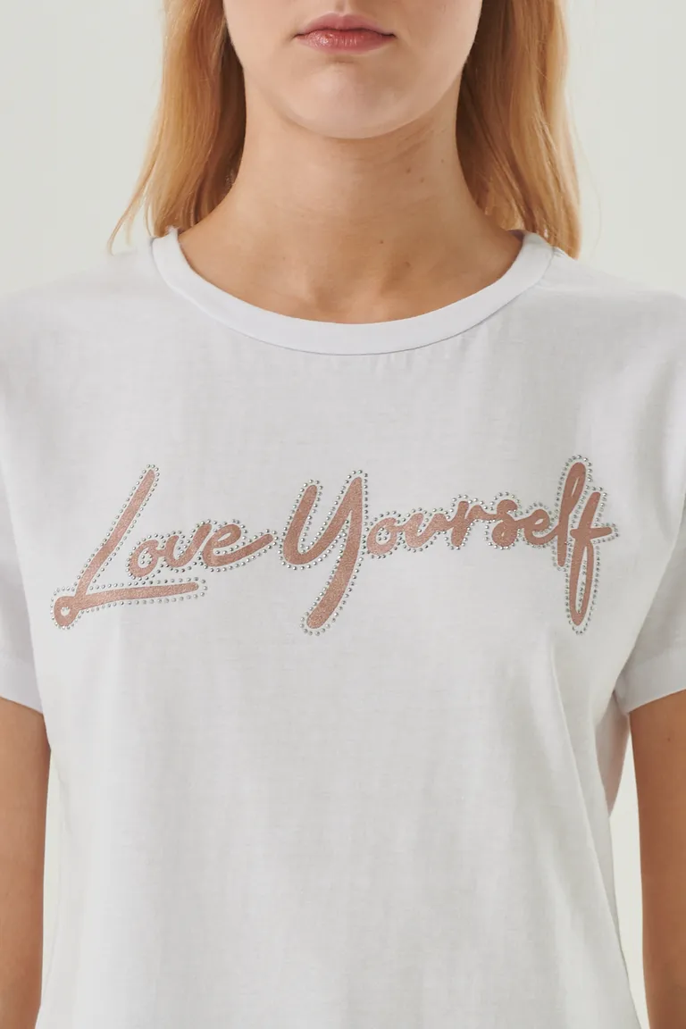 Remera blanca de corte clásico con estampa frontal y detalles brillantes de Sweet en Remeras para argentina