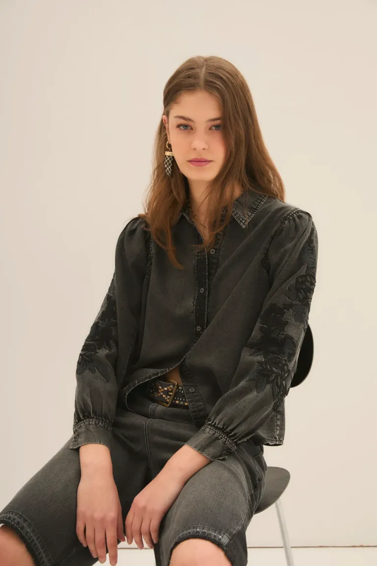 Camisa de manga larga con bordados en el delantero, ideal para cualquier ocasión de Rapsodia en Camisas para argentina