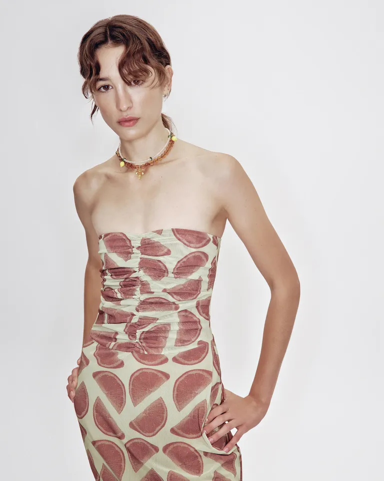 Vestido estampado con detalles texturizados y silueta estilizada de Jazmin Chebar en Vestidos para argentina