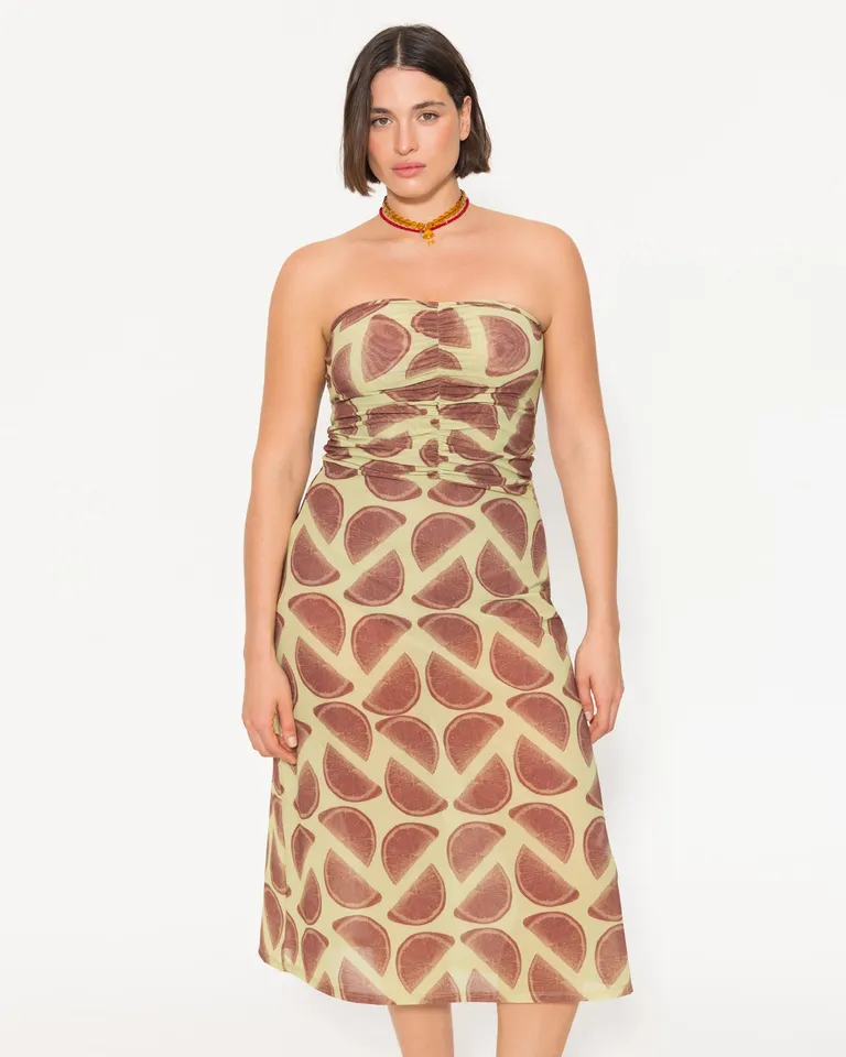 Vestido estampado con detalles texturizados y silueta estilizada de Jazmin Chebar en Vestidos para argentina