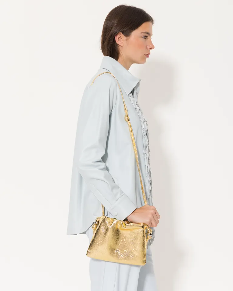 Mini bag con punteras diseñadas, correas regulables y acabado brillante arrugado de Jazmin Chebar en Bolsos y Carteras para argentina