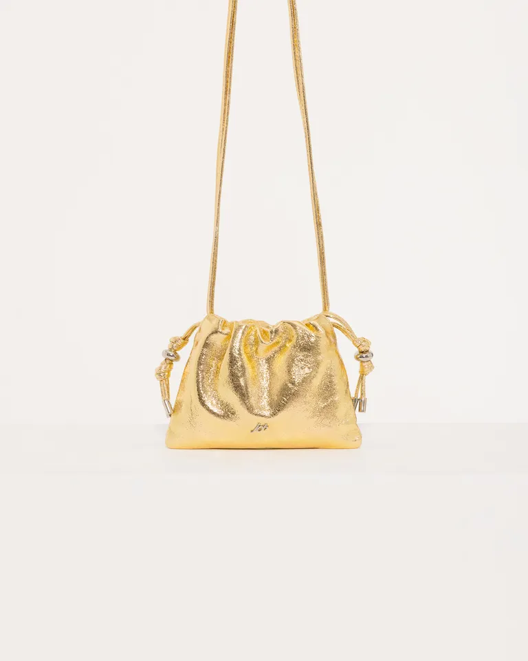 Mini bag con punteras diseñadas, correas regulables y acabado brillante arrugado de Jazmin Chebar en Bolsos y Carteras para argentina