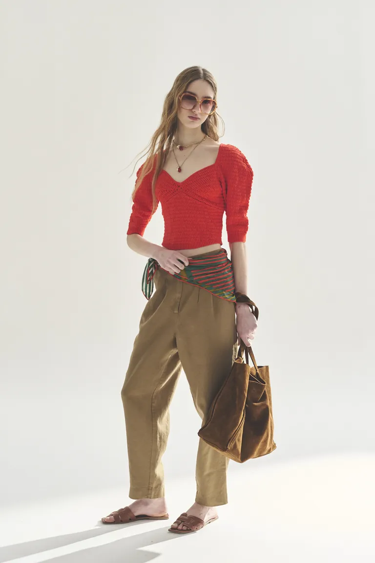 Suéter rojo al codo de estilo informal y sofisticado para la mujer moderna de Akiabara en Buzos y Sweaters para argentina