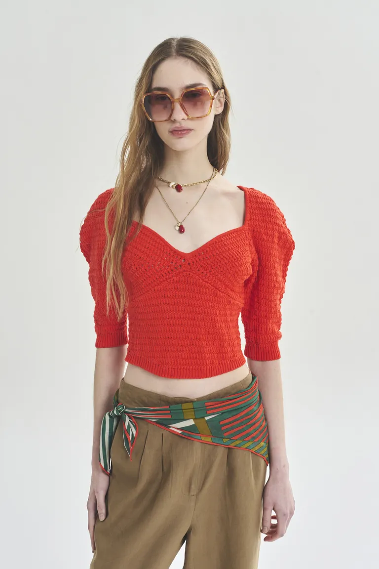 Suéter rojo al codo de estilo informal y sofisticado para la mujer moderna de Akiabara en Buzos y Sweaters para argentina