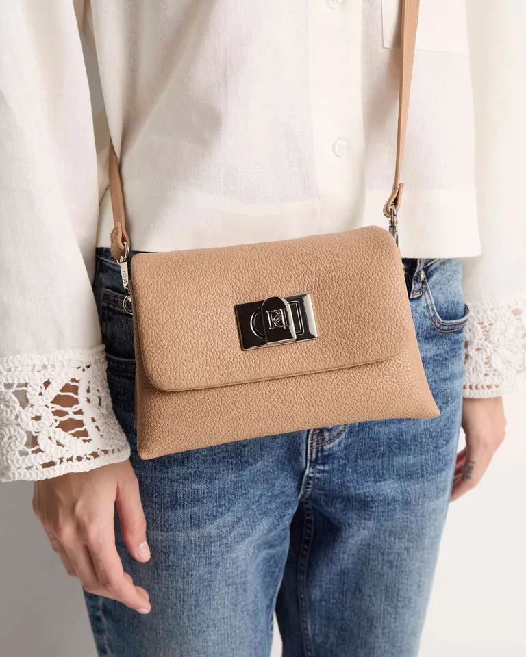 Cartera bandolera de efecto cuero graneado con cierre de hebilla metálica y múltiples compartimentos de Prüne en Bolsos y Carteras para argentina