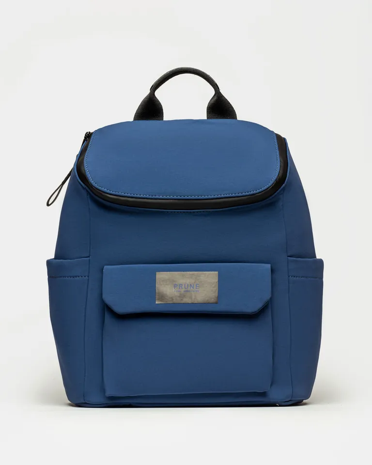 Mochila azul en nylon, con detalles negros y de gran capacidad de almacenaje de Prüne en Mochilas para argentina