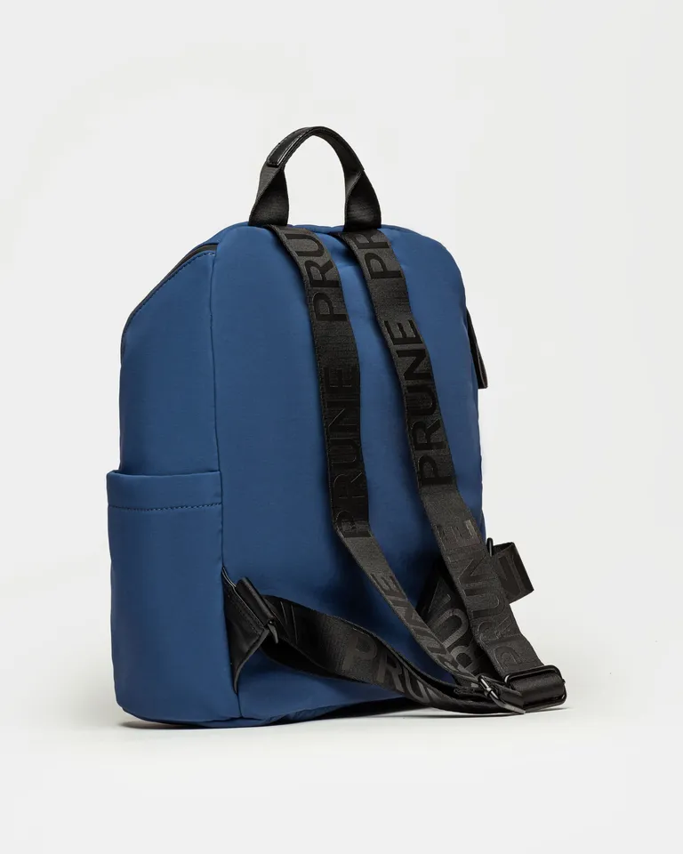 Mochila azul en nylon, con detalles negros y de gran capacidad de almacenaje de Prüne en Mochilas para argentina