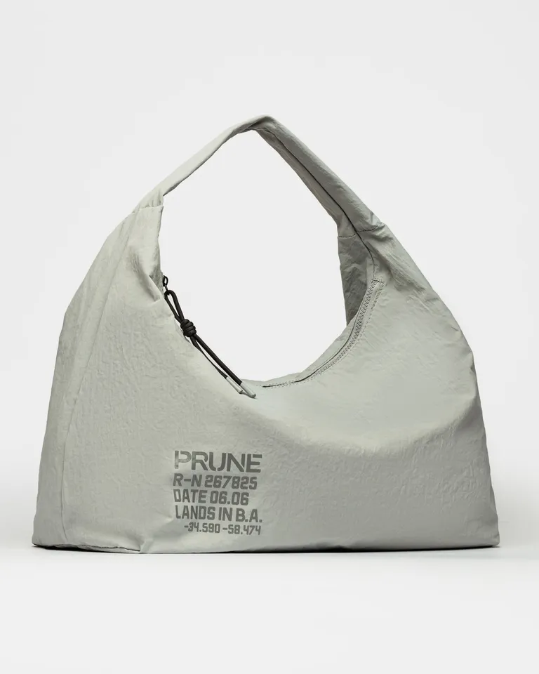 Bolso de nylon gris con cierre y bolsillo frontal, perfect para uso diario de Prüne en Bolsos y Carteras para argentina