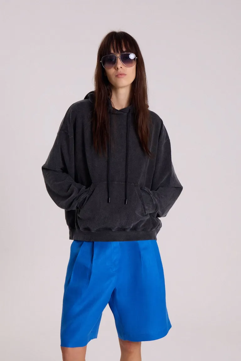Buzo crop negro de algodón con capucha y bolsillo canguro para mujer de Maria Cher en Buzos y Sweaters para argentina