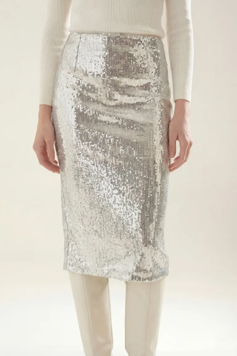 Pollera midi de corte recto con superficie brillante de Akiabara en Faldas para argentina