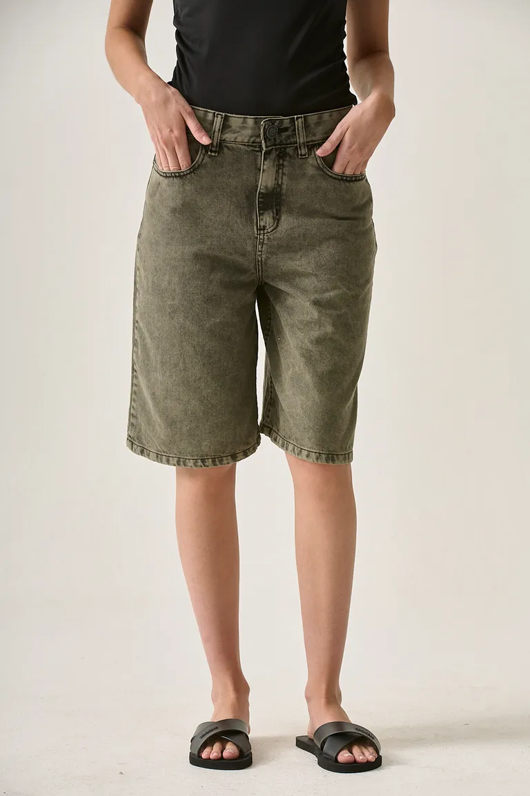 Shorts de mezclilla verde de largo medio para mujer de Sweet en Shorts para argentina