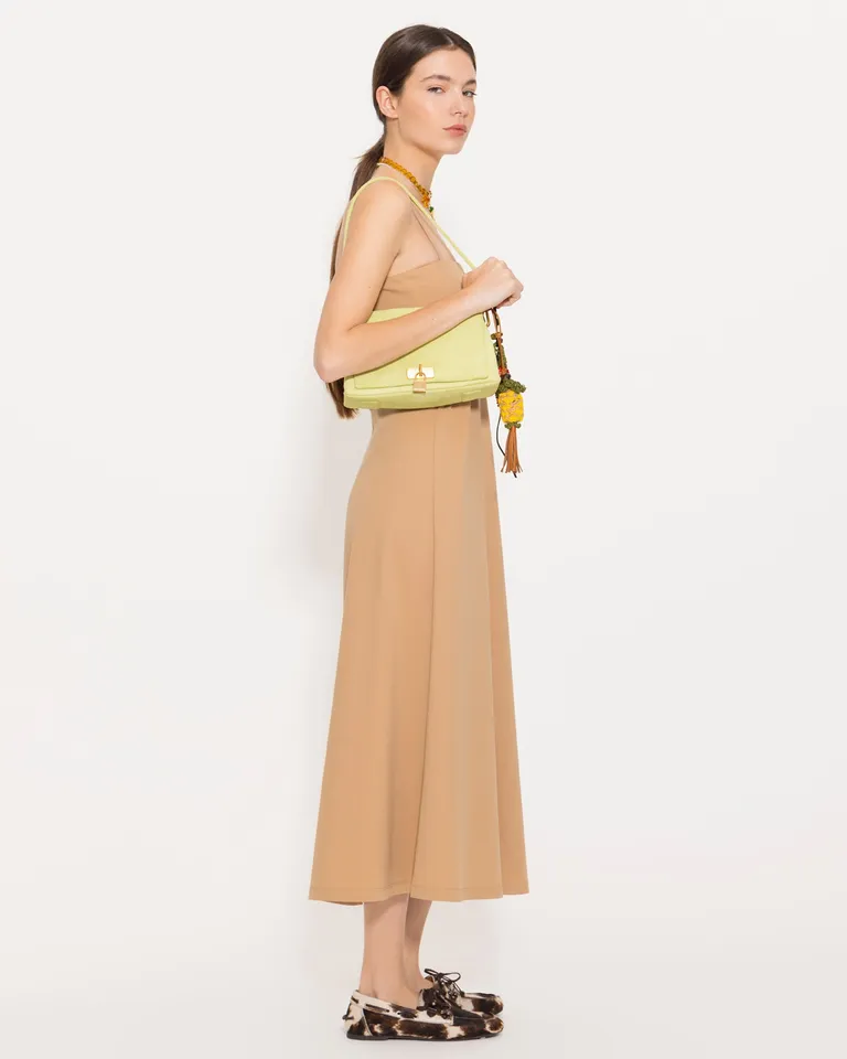 Vestido midi de punto liso en tonos neutros con escote y espalda rectos de Jazmin Chebar en Vestidos para argentina