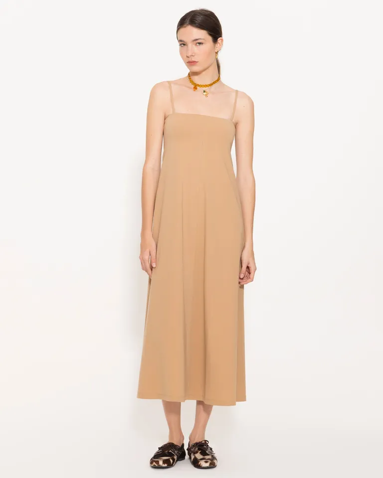 Vestido midi de punto liso en tonos neutros con escote y espalda rectos de Jazmin Chebar en Vestidos para argentina