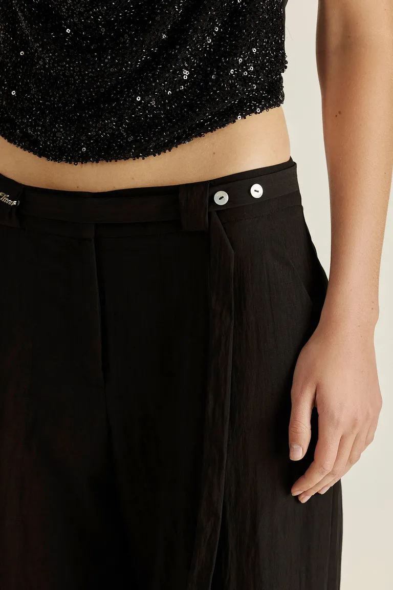 Pantalón fluido negro de cintura ajustable con lazo y botones de Tucci en Pantalones para argentina