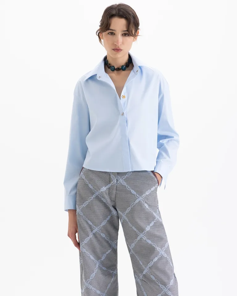 Camisa cropped de mangas largas con detalle de botones dorados y puños altos de Jazmin Chebar en Camisas para argentina