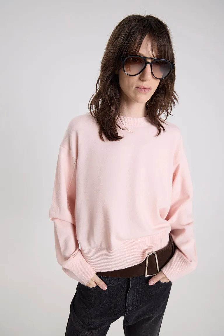 Sweater tejido con escote redondo, calce amplio y detalles de costura en relieve en las mangas de Maria Cher en Buzos y Sweaters para argentina