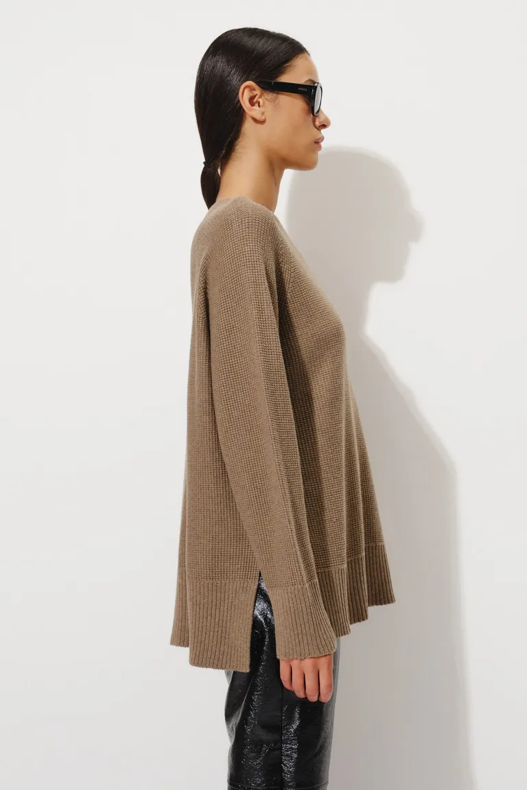 Sweater tejido con mangas largas y cuello redondo con detalles acanalados en puños y cintura de Mishka en Buzos y Sweaters para argentina