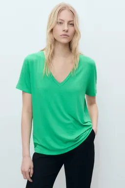 Remera cuello pico de Mango en Remeras para argentina