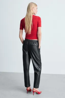 Pantalón elástico efecto cuero de Mango en Pantalones para argentina