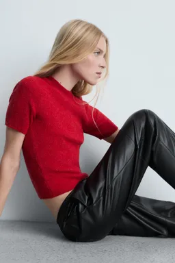 Pantalón elástico efecto cuero de Mango en Pantalones para argentina