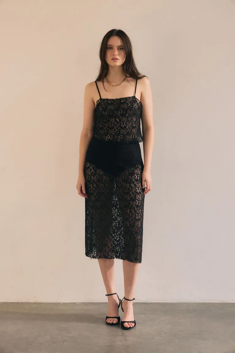 Top de encaje negro elegante y versátil para ocasiones especiales de Portsaid en Tops para argentina